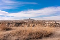 Turchia, Cappadocia, Goreme, Paesaggio roccioso con Castello di Uchisar in lontananza — Foto stock