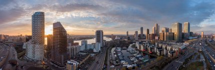 UK, London, Aerial view of Canary Wharf at dawn — Stock Photo