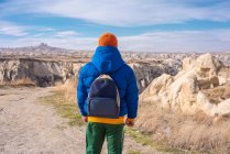 Turchia, Cappadocia, Goreme, Veduta posteriore del turista nel paesaggio roccioso — Foto stock