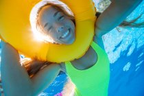 Іспанія, Мальорка, усміхнена жінка плаває в басейні з надувним кільцем. — стокове фото