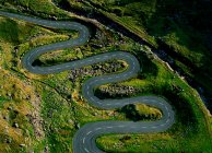 Великобритания, Уэльс, Сноудония, Вид с воздуха на извилистую дорогу — стоковое фото