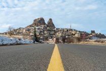 Turquia, Capadócia, Goreme, Estrada que leva à cidade e formações rochosas — Fotografia de Stock