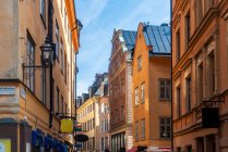Suecia, Estocolmo, Gamla Stan, Callejón estrecho con casas históricas - foto de stock