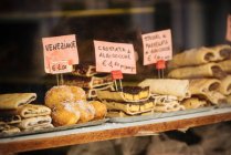 Itália, Veneto, Burano, Bolos tradicionais italianos em exposição na padaria — Fotografia de Stock
