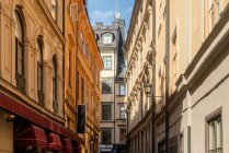 Швеция, Стокгольм, Гамла Стэн, Узкие аллеи с историческими домами — стоковое фото