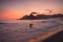 Brasil, Río de Janeiro, Playa y olas marinas al atardecer - foto de stock