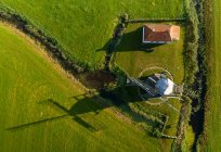 Nederland, Tjerkwerd, Вид сверху на мельницу и дом в поле — стоковое фото