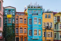 Турция, Стамбул, Красочные дома в районе Балат — стоковое фото