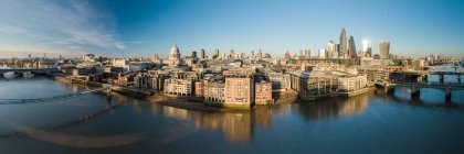 Великобритания, Лондон, Вид с воздуха на центр города и реку Тамс на закате — стоковое фото