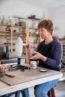Spagna, Baleari, Donna pittura ceramica in laboratorio — Foto stock