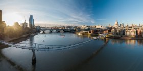 Reino Unido, Londres, vista de alto ângulo da ponte do milênio sobre o rio Tâmisa ao pôr do sol — Fotografia de Stock