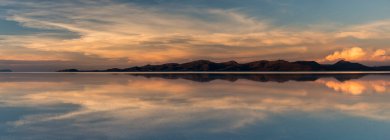 Bolivia, Salar de Uyuni sale piatto all'alba — Foto stock