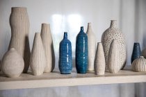 Handgefertigte Keramikvasen im Atelier — Stockfoto