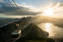 Brasil, Río de Janeiro, Teleférico en la montaña Sugarloaf al atardecer - foto de stock