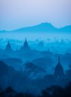 Myanmar, Bagan, vista de los templos en la niebla de la mañana - foto de stock