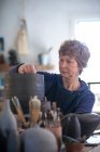 Spagna, Baleari, Donna che fa ceramica in laboratorio — Foto stock
