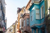 Türkei, Istanbul, Erker bunter Häuser im Viertel Balat — Stockfoto