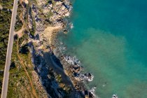 Malta, Mellieha, Вид с воздуха на прибрежную дорогу — стоковое фото