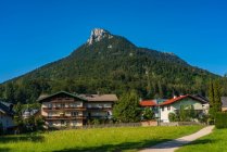 Австрія, Fuschl am See, Будинки з горою на задньому плані — стокове фото