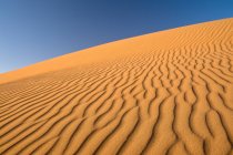 Maroc, sable ondulé d'Erg Chigaga sur le désert du Sahara — Photo de stock