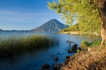 Guatemala, Westliches Hochland, Atitlan-See mit dem Vulkan San Pedro im Hintergrund — Stockfoto