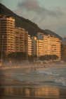 Brasil, Rio de Janeiro, praia de Copacabana e prédios de apartamentos ao amanhecer — Fotografia de Stock