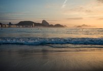 Brésil, Rio de Janeiro, plage de Copacabana à l'aube — Photo de stock