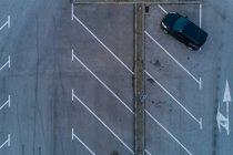 Portugal, Lisboa, Vista aérea de un solo coche en el estacionamiento - foto de stock