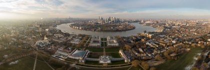 Großbritannien, London, Luftaufnahme von Greenwich in der Abenddämmerung — Stockfoto