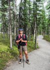 Estados Unidos, Alaska, Retrato de una senderista sonriente en el Parque Nacional Denali - foto de stock