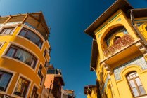 Türkei, Istanbul, Niedriger Blickwinkel auf Wohngebäude im Glaubensviertel — Stockfoto