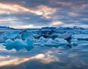 Islândia, Icebergs em Jokulsarlon lago glacial ao pôr do sol — Fotografia de Stock