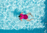 Holanda, Breda, Vista aérea de la mujer en la piscina - foto de stock