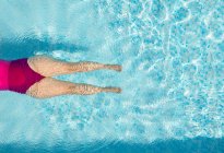 Nederland, Breda, Veduta aerea della donna in piscina — Foto stock
