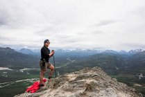 États-Unis, Alaska, Randonneuse au sommet d'une montagne dans le parc national de Denali — Photo de stock