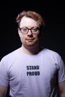 Estúdio retrato de homem vestindo óculos e t-shirt branca — Fotografia de Stock