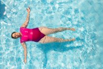 Nederland, Breda, Vista aérea da mulher na piscina — Fotografia de Stock