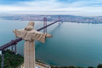 Portugal, Lisboa, a estátua de Cristo Rei e a Ponte 25 de Abril — Fotografia de Stock