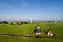 Nederland, Tjerkwerd, Vista aérea de molino de viento, casa y turbinas - foto de stock