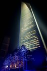 China, Shanghai, Shanghai World Financial Center por la noche - foto de stock