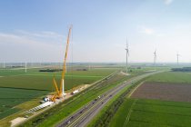 Nederland, Almere, Vista aérea del parque eólico en construcción - foto de stock