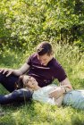 Австрия, Вена, улыбающаяся молодая пара, флиртующая в парке — стоковое фото