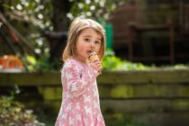 Великобритания, Портрет девочки (2-3) с конусом мороженого — стоковое фото