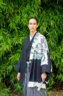 Reino Unido, Retrato de un joven con kimono en el parque - foto de stock