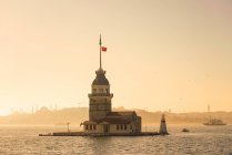 Турция, Стамбул, Девичья башня на закате — стоковое фото