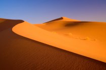 Maroc, Ziz Valley, Sables orangés d'Erg Chebbi sur le désert du Sahara — Photo de stock