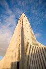 Исландия, Рейкьявик, Низкий угол обзора лютеранской церкви Халльгримски — стоковое фото