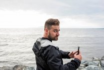 США, Аляска, Человек со смартфоном в Национальном парке Кенай Фьордс — стоковое фото