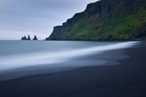 Island, Vik, Klippen und Meereswellen am Strand — Stockfoto