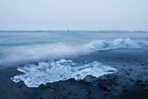 Islande, Glace sur la rive du lac glaciaire de Jokulsarlon — Photo de stock